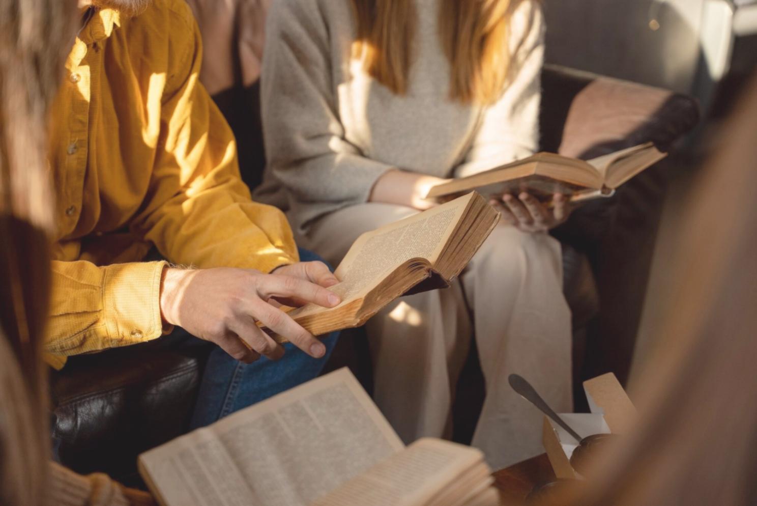 Finanzplanung am Schreibtisch mit Notizen und Laptop
