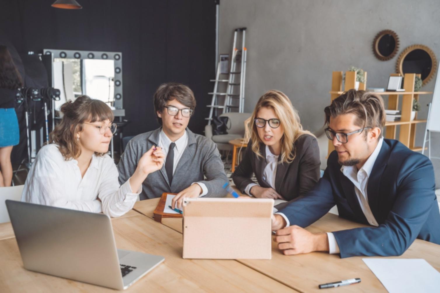 Finanzunterlagen werden gemeinsam besprochen