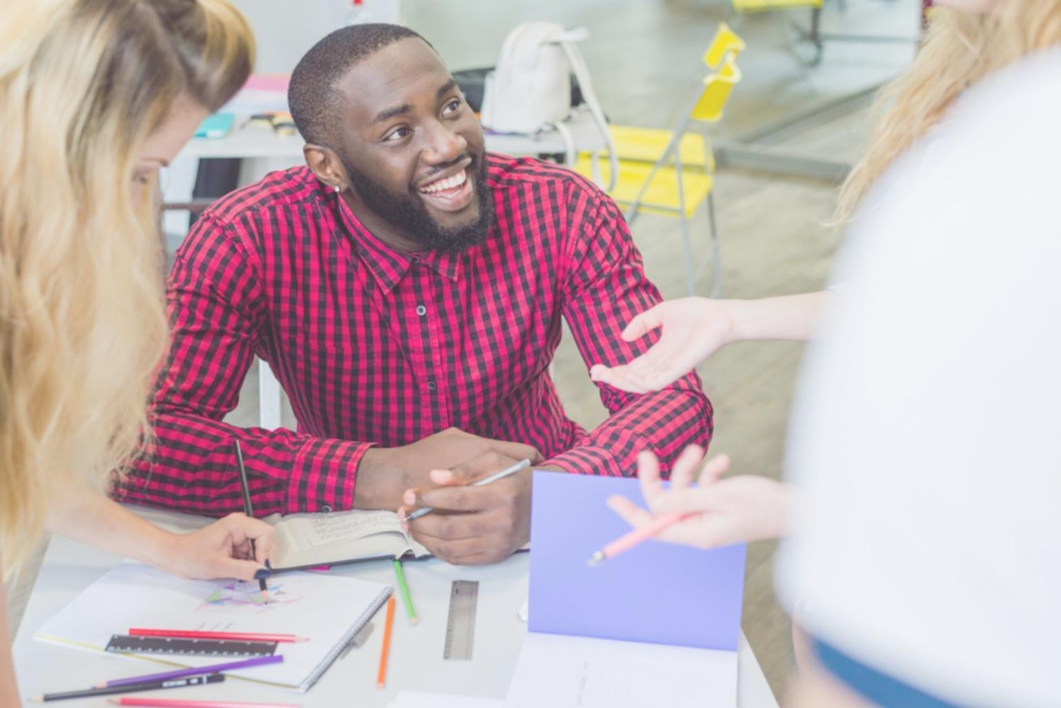 Budgetplanung Workspace mit Unterlagen und Laptop